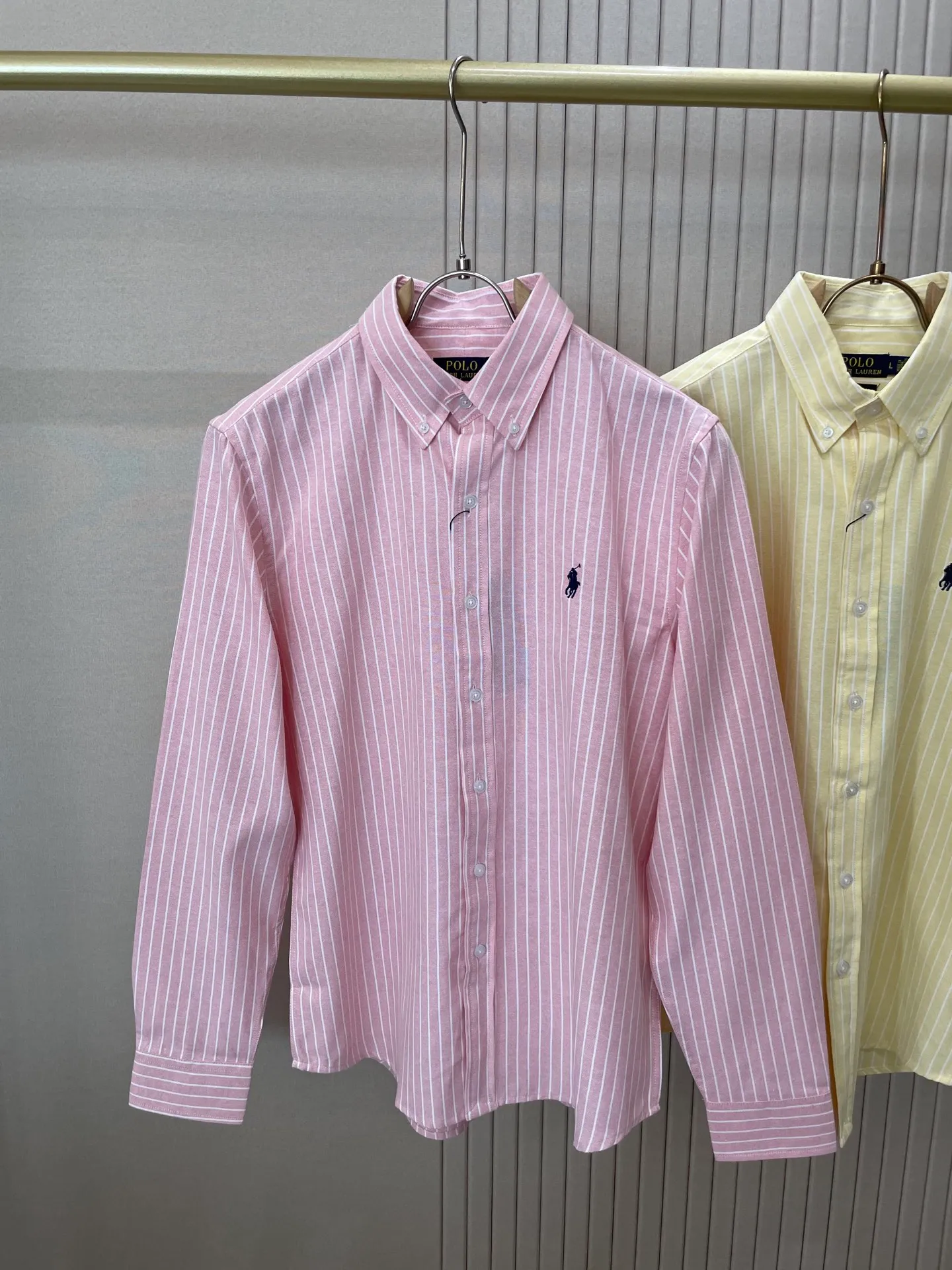 P220 🌸🌸🌸 POLO Ralph Lauren [High Quality] Classic shirt! The classic casual shirt made of pure cotton Oxford cloth has a unique design. It has a simple, clean and classic silhouette design. It is a versatile style that can be switched at will. The fabric feels soft and delicate, highly breathable, and is close to the skin and comfortable to wear. It can be worn alone as an inner layer. Its versatile performance is beyond your imagination! The upper body of the ready-to-wear is simple and classic yet elegant! Size:M-XXL